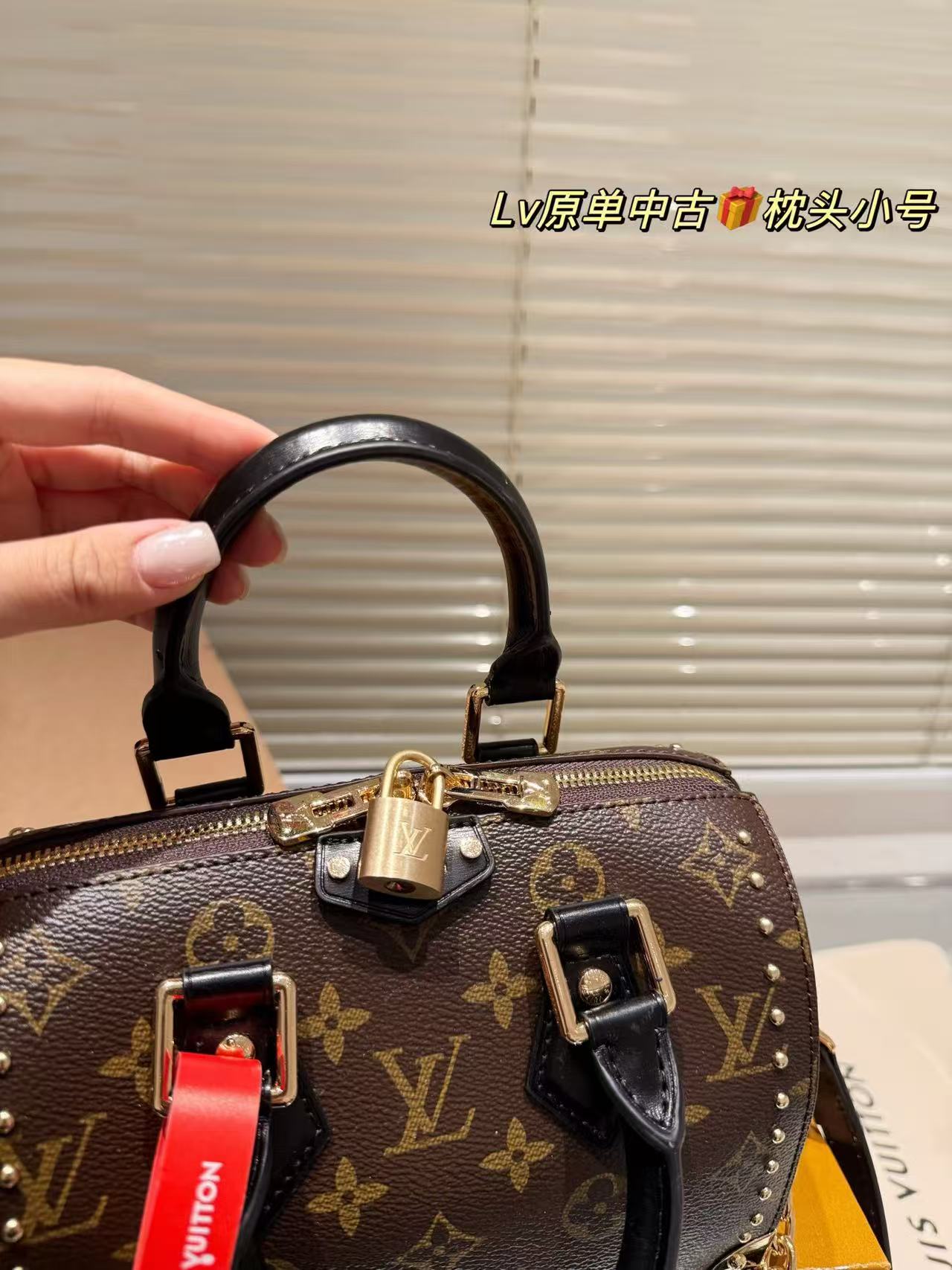 LV(铆钉枕头包)
